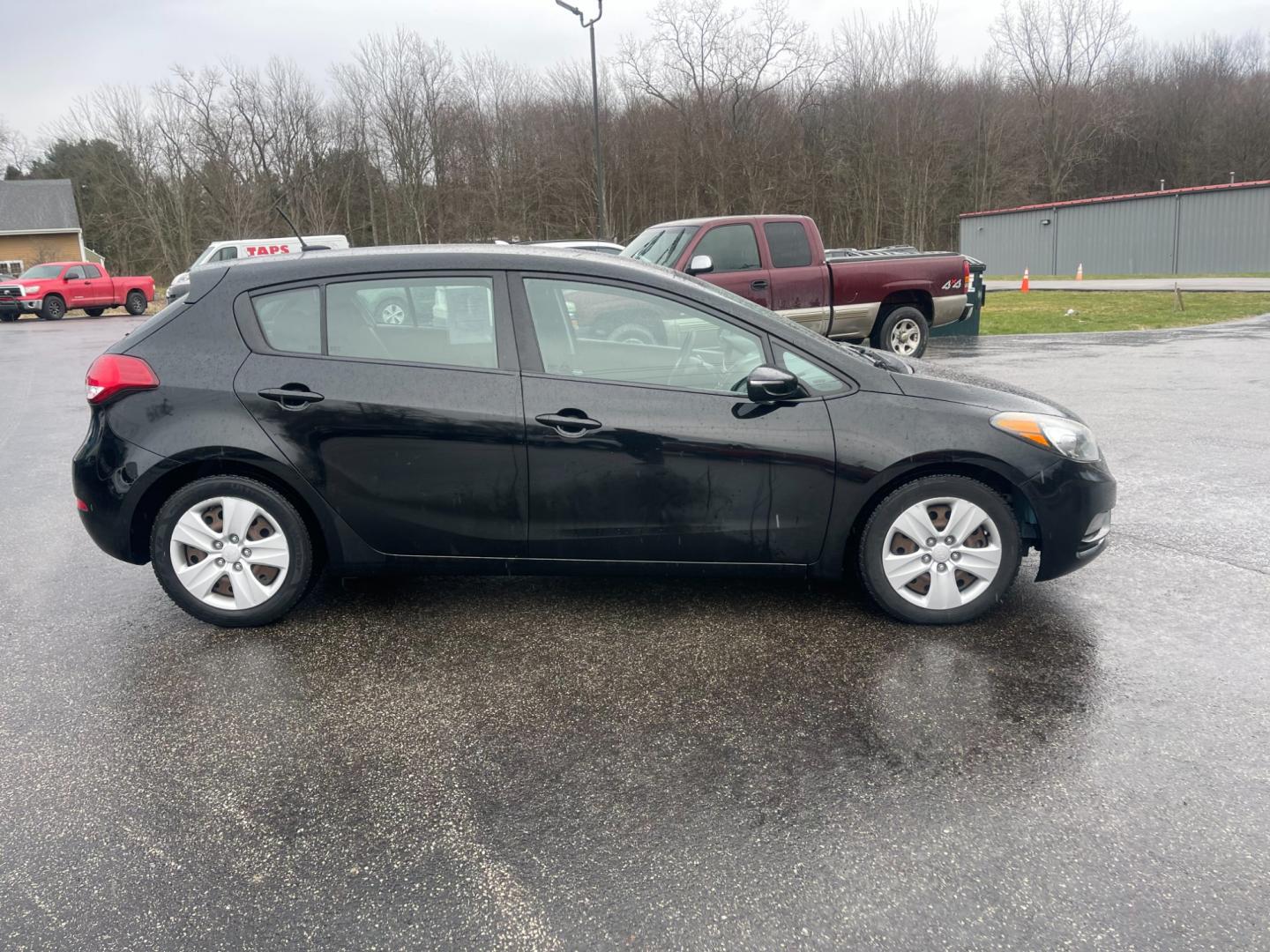 2016 Black /Black Kia Forte 5-Door LX (KNAFK5A8XG5) with an 2.0L I4 DOHC 16V engine, 6-Speed Automatic transmission, located at 547 E. Main St., Orwell, OH, 44076, (440) 437-5893, 41.535435, -80.847855 - This 2016 Kia Forte 5-Door with a 2.0 GDI engine and 6-speed automatic transmission provides a balanced blend of performance and efficiency, making it a compelling choice for those seeking a practical yet enjoyable driving experience. It is well-equipped with modern safety and comfort features, incl - Photo#15